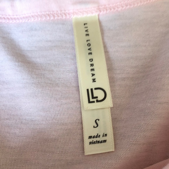 light pink short sleeve with knot in bottom corner - Picture 2 of 3